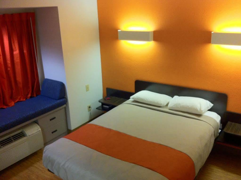 Motel 6 Indianapolis Carmel Exterior foto